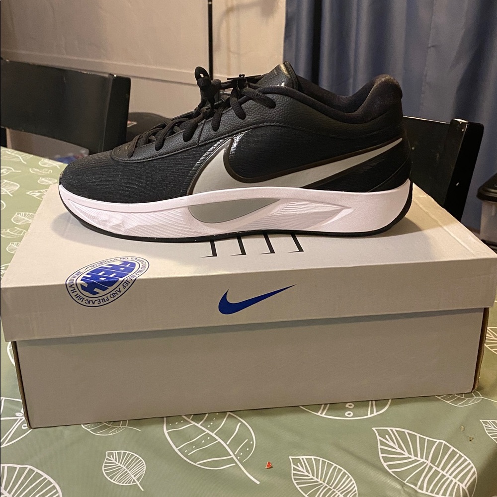 GIANNIS FREAK 6 Nike Black and White Men's Running Sneakers - Picture 3 of 3